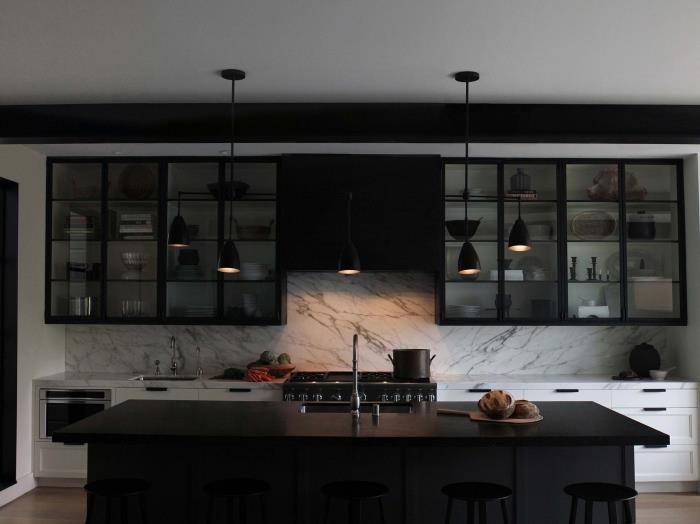 modern tarz uzun mutfak düzeni, mat siyah tezgah adalı lineer mutfak düzeni
