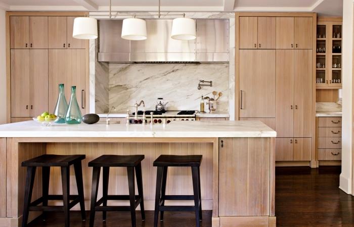 model kuhinje iz svetlega lesa z lesenimi omarami in sivo -belim marmornim dizajnom, ideja o osrednjem otoku v belem in lesu s črnimi stoli