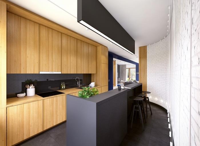 ilgas virtuvės išdėstymas su baltų plytų sienomis ir juodai baltomis lubomis, medinė ir juoda virtuvė