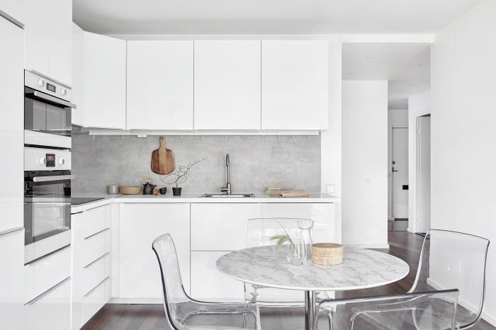 yemek masası ile modern gri ve beyaz mutfak dekoru, beyaz mobilyalı l şeklinde mutfak düzeni