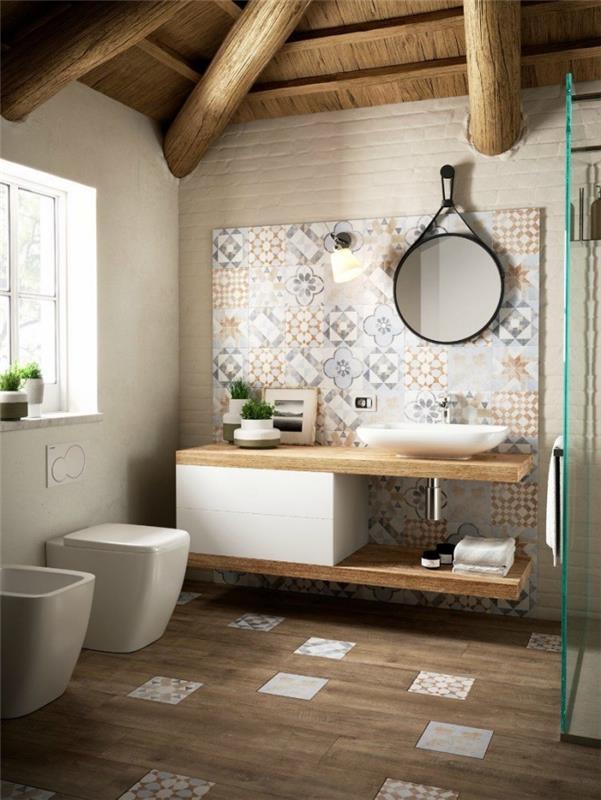 imitasyon banyo duvar paneli patchwork efektli doğal tonlarda duvarın büyük bir bölümünü kaplayan çimento karolar beyaz metro karoları ile kaplı, doğal ahşap desenli banyo