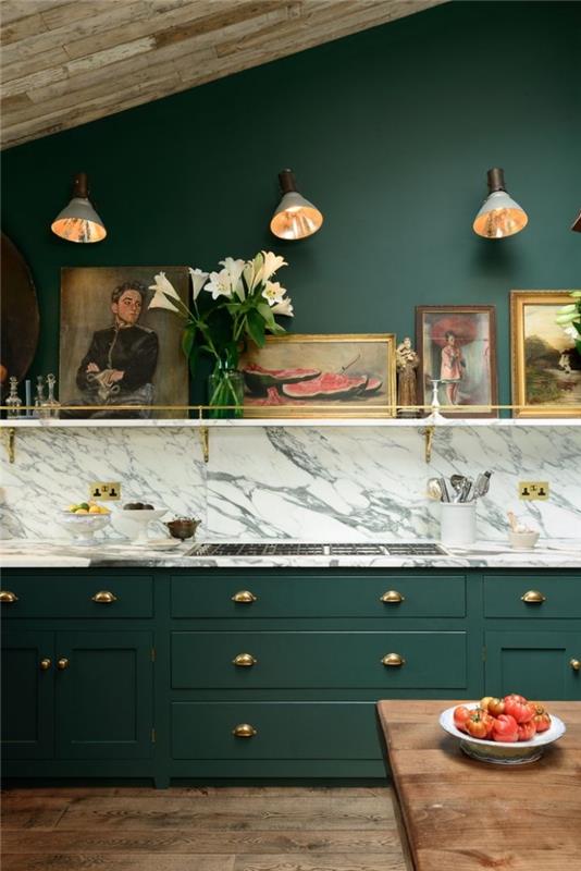 kuhinjski dekor s temno zeleno pobarvanimi stenami s temno lesenim stropom in tlemi, kuhinjski model s efektom marmorja