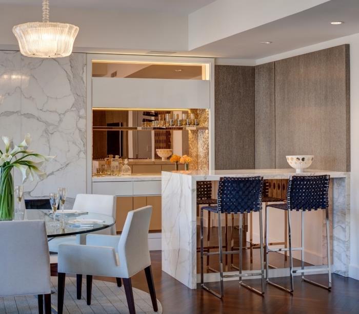 sofistike bir mutfakta duvarlar nasıl süslenir, mermer ada ve modern aydınlatmalı mutfak örneği