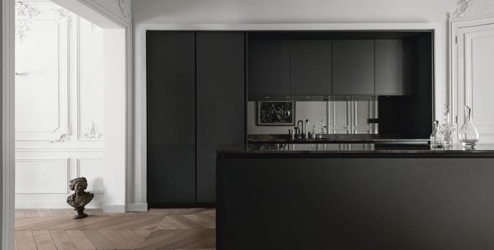 Tamamen siyah görünümlü bir mutfakta modern tarzda iç tasarım, siyah lake tezgahlı mutfak modeli