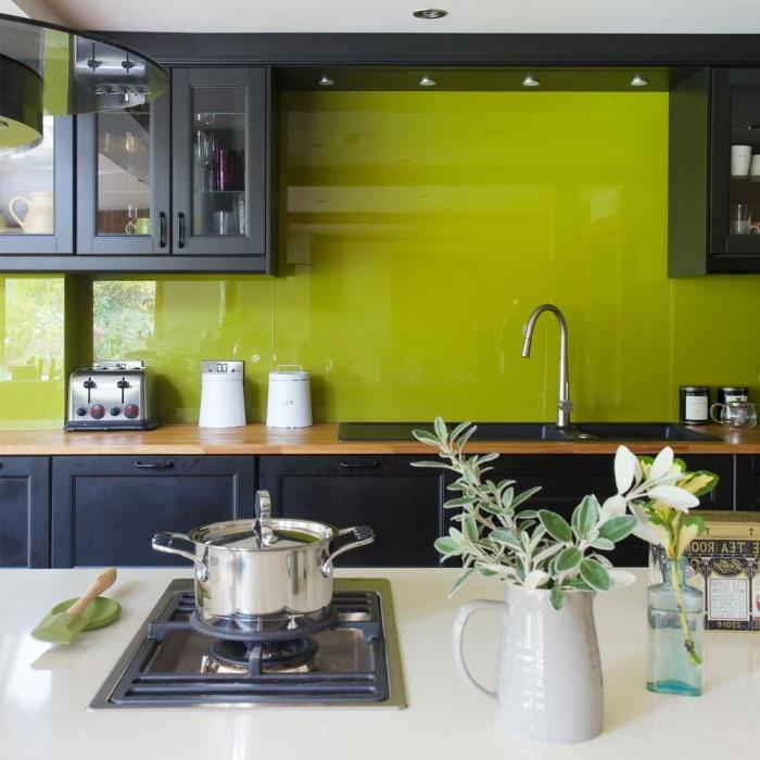 sodoben kuhinjski model, opremljen po dolžini z osrednjim otokom, kuhinjska dekoracija v janeževi zeleni in ogljeno sivi barvi