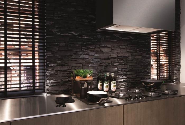 akmens sienų apmušalai įrengtoje virtuvėje su medinėmis spintelėmis ir metalinio dizaino skaitikliu