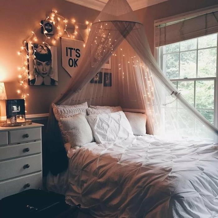 „pinterest“ „tumblr“ miegamojo dekoras su lova su baldakimu, balti patalynė, šviesi sienų girlianda, nespalvoti paveikslų rėmai