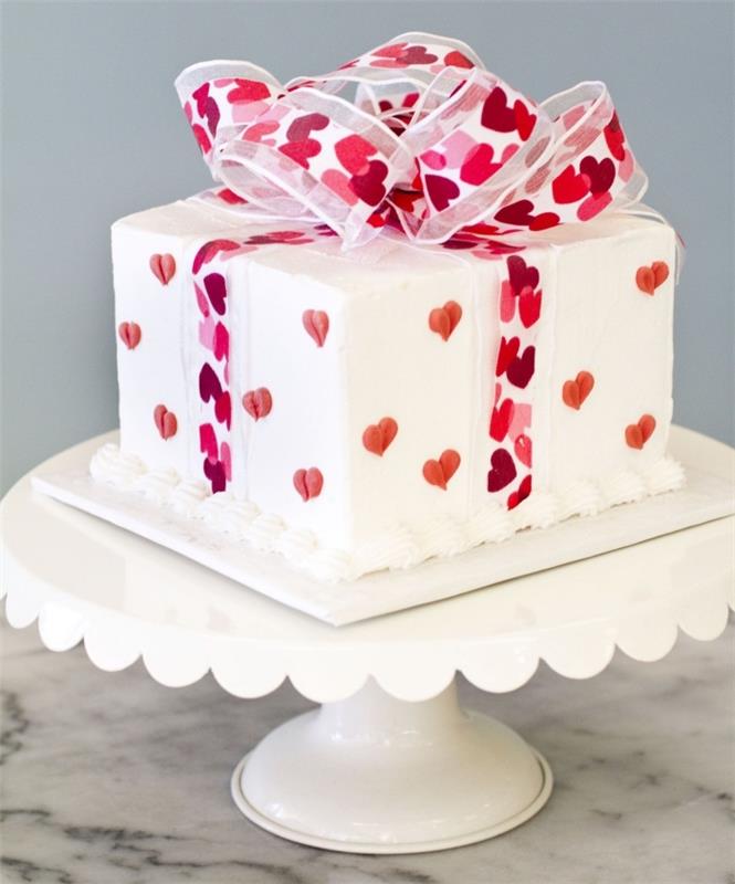 vanilyalı ve beyaz kremalı ev yapımı sevgililer günü pastası örneği, hediye şeklinde pasta fikri