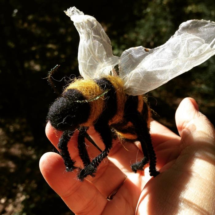 kurti skulptūras iš vilnos, bičių juodos ir geltonos spalvos su sparnais iš smulkaus popieriaus