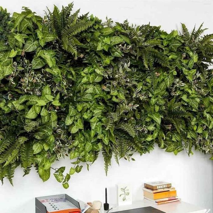 įdomus interjero žalios sienos dizainas su žaliais augalais, balta siena