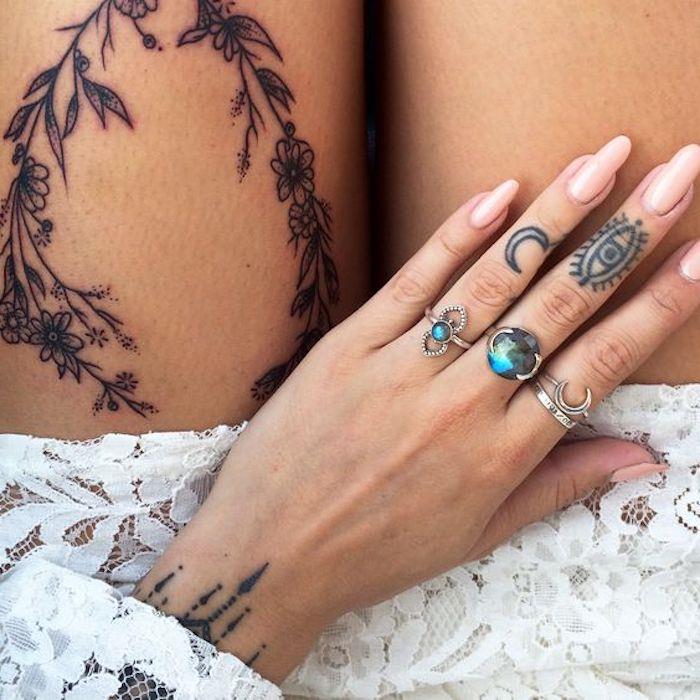 tetoviranje stegen velikih cvetov, tetovaža s polmesecem in očesnimi prsti, moške tetovaže s prsti, bela obleka