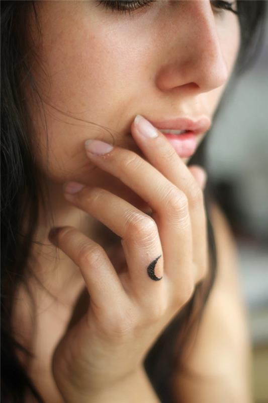 ženska, ki jo drži za roko, poleg njenega obraza, majhen polmesec, tetovaža z prstanom, tetovaže s prsti za moške