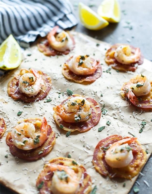 užkandžių vakarienė su krevetėmis ant dešrelės gabalėlio, padengto Dižono garstyčiomis, parmezano sūriu ir čiobreliais