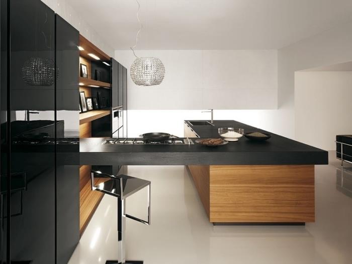 L formos įmontuotas virtuvės modelis su savaime užsidarančiomis spintelėmis, juoda virtuvė su šviesios medienos lentynomis