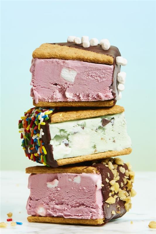 smetana jagode marshmallows sveža sladica za poletne piškote stopljena čokolada mandlji sladki sendvič s svežimi jagodami po okusu domač sladoled