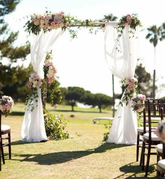 vestuvių ceremonija po atviru dangumi-tiulis-vestuvės-arkos-gėlių puokštės