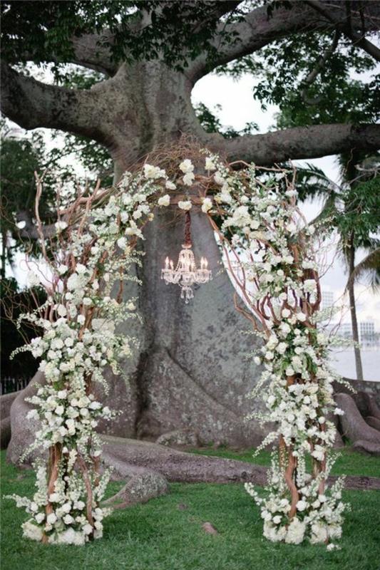 kaimiškas-vestuvių ceremonija-gana-gėlių-vestuvių arka
