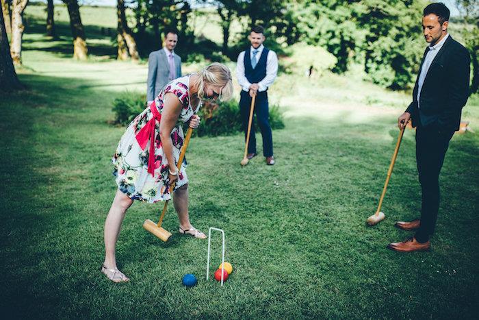 Ideja animacije Croquet za rojstni dan odraslih, ideja poročne animacije za priče, moški v kostumih, ki igrajo kroket