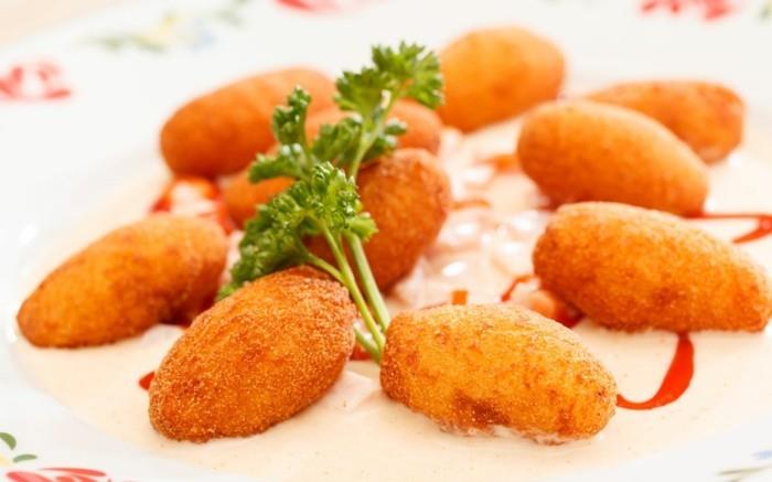 krompir-kroket-s-sirom-za-okras-z-zelišči