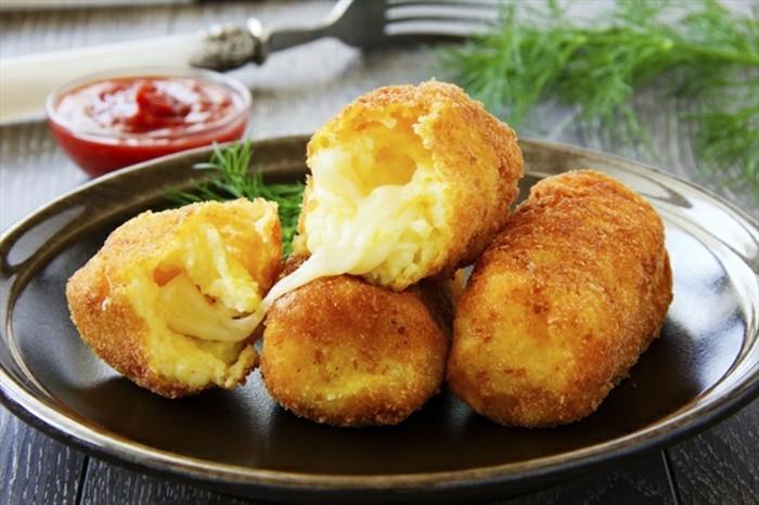 kroket in sir-kroket za okras-z-omako-in-aromatična zelišča