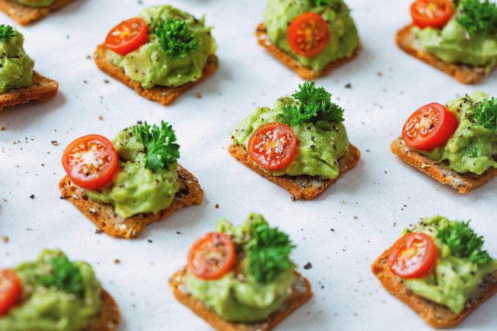 lengvo užkandžio receptas, duonos kroketas su avokado putėsiu su sezamo sėklomis ir vyšniniu pomidoru