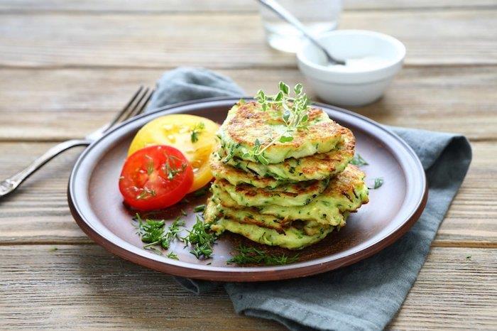 Kroketi iz bučk, okrašeni z limoninim paradižnikovim timijanom in omako