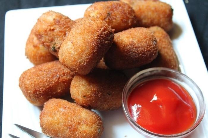 krompirjeve krokete za okras s paradižnikovo omako