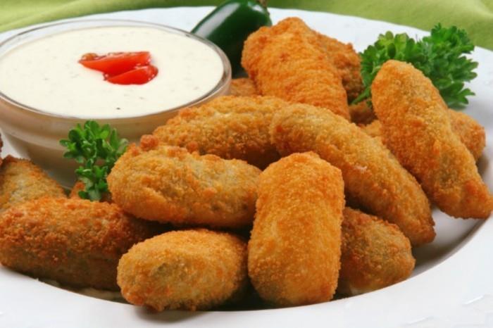 krompirjeve krokete-okrasite z zelišči in jogirtovo omako