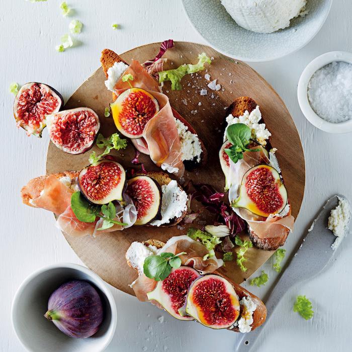 crostini, bruschetta su prosciutto kreminiu sūriu ir figomis, šaltas užkandis lengvas velniškas aperityvas