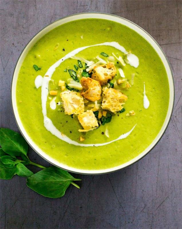 Dietinė mityba, minestra di colore verde, minestra frullata con spinaci e crostini di panel