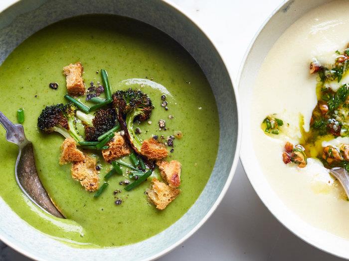 Vellutate light, vellutata di broccoli e crostini di pane, okrašena il piatto con erba cipollina