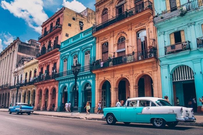 Küba tüm renkleri, yaz aylarında doğa arka planı, bilgisayar için orijinal duvar kağıdı, mavi ve beyaz eski model araba