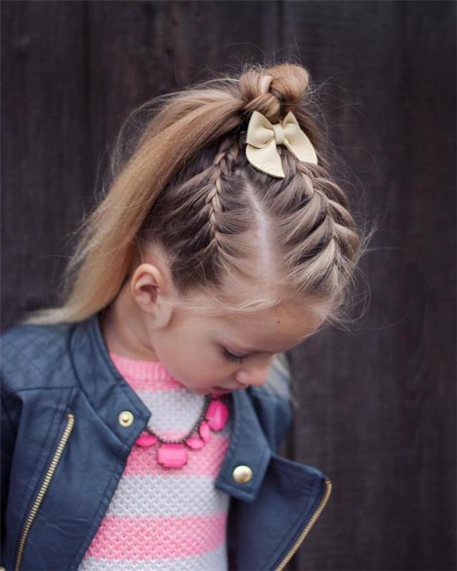 Šukuosena mergaitėms ilgiems plaukams, lengva šukuosena su trimis priklijuotomis pintinėmis, kurios baigiasi miela bandele su geltona juostele, merginos odinė striukė, rožinis ir pilkas megztinis