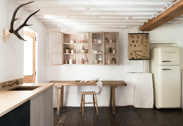 preobrazba lesene kuhinje, parket iz temnega lesa, beli strop, poslikava z rožami in zelišči, lesena vrata