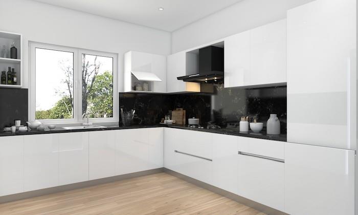balta virtuvė su stalviršiu ir juodais lakais padengta danga, šviesus parketas, baltos sienos, modernus virtuvės išdėstymas