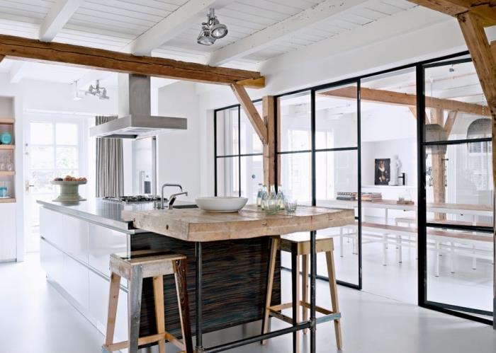 notranja soba, bela kuhinja, opremljena v kmečkem slogu z belim lesenim stropom in palico iz masivnega lesa