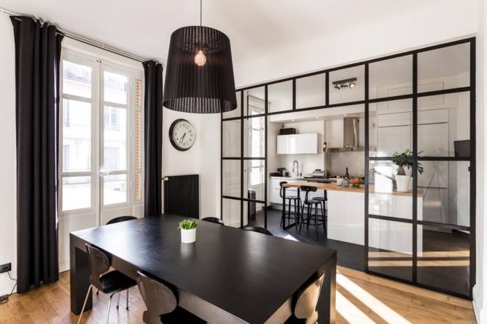 cam mutfak, ahşap zeminler ve beyaz duvarlar ile mutfağa açık yemek odası dekorasyonu