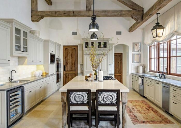 bela in lesena kuhinja, beli strop, bele kuhinjske omare, preproga z etničnim vzorcem, moderna kuhinja