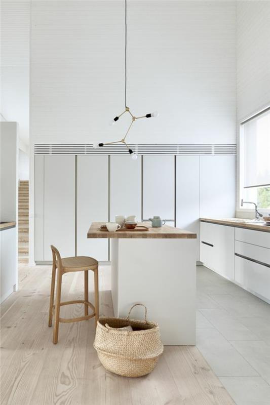 moderno opremljena kuhinja, bela kuhinja, lesena delovna plošča, črna kovinska viseča svetilka, s štirimi golimi žarnicami, bela otoška kuhinja in delovna plošča iz svetlega lesa