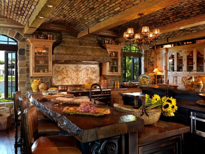 kuhinjski model, leseni pult, rumena vaza, opečni strop, lesene kuhinjske omare, leseni parket