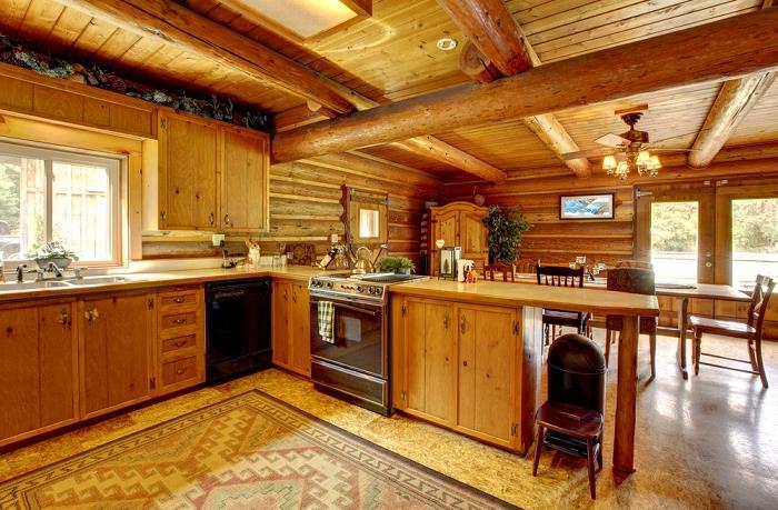 lesena kuhinja, umivalnik, lesene kuhinjske omare, božični venec, vgrajena kuhinja, velika okna, zelene rastline