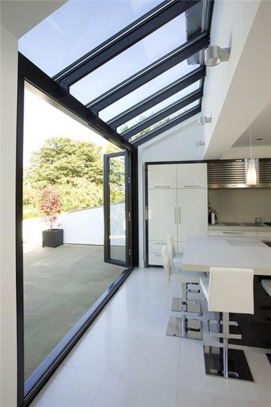 kuhinja-z-velux-strešno-okno-bež-ploščice-tla-notranjost-bež-taupe-kuhinja