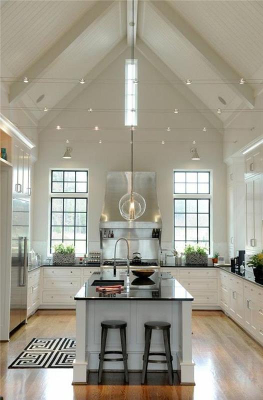 virtuvė-su-centrinė-sala-erdvi-virtuvė-ir-gražios trikampės lubos
