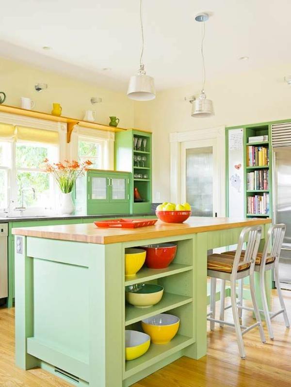 virtuvė su centrine salos įranga ir šviežiomis spalvomis