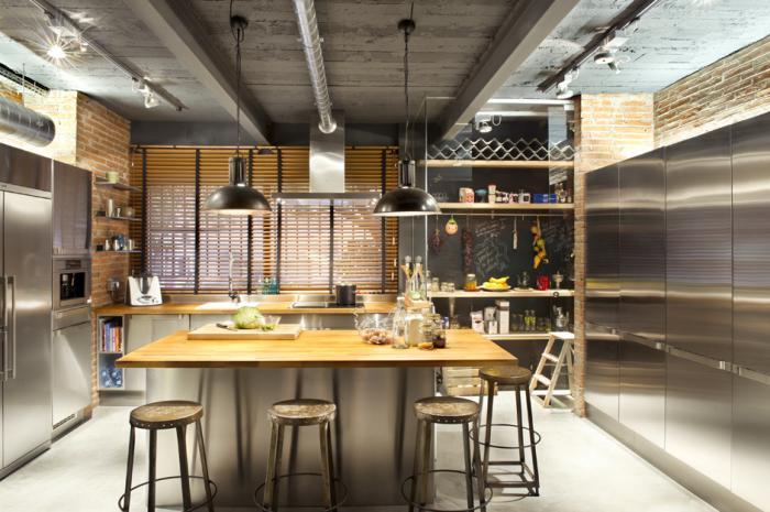 virtuvė-su-salos-pramoninio stiliaus-virtuvė-metalinės taburetės