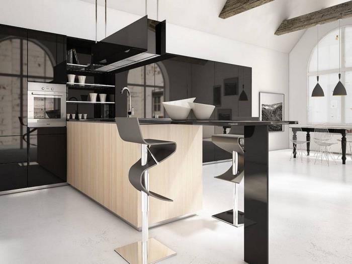 postavitev kuhinje, sodobna dekoracija kuhinje v črno -belem in lesu, beli strop z lesenimi tramovi in ​​črnimi visečimi svetilkami