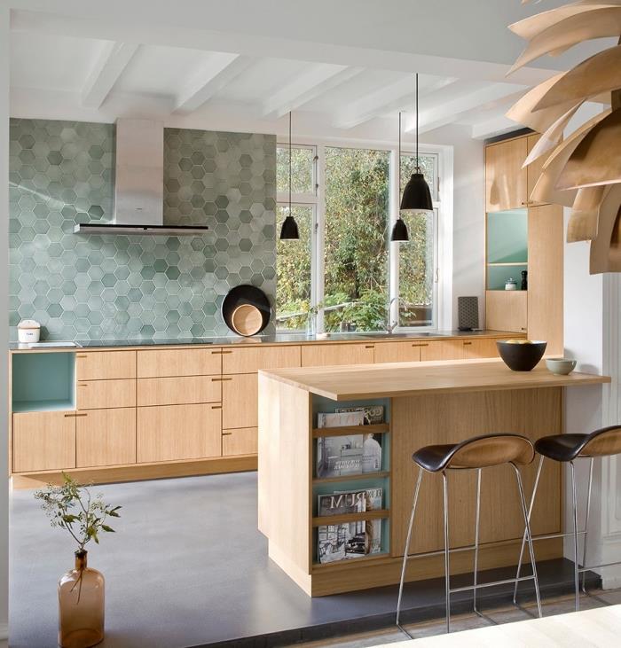 kuhinjski model, kuhinjsko pohištvo iz svetlega lesa, barski stolčki iz črnega usnja, imitacija betonske talne obloge