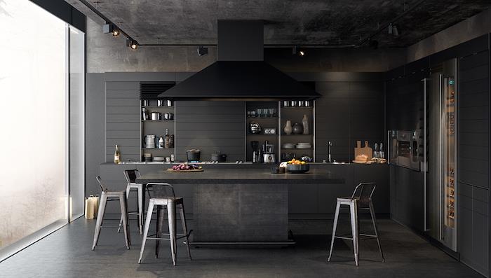 juodos ir anglies pilkos spalvos L formos virtuvės modelis, juodas dulkių siurblys, pilkas parketas, taškinis apšvietimas, rodomi indai, pramoninės kėdės