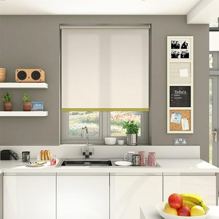 mutfak-beyaz-mobilya-storlu-panjur-karartma-bej-storlu-pencere