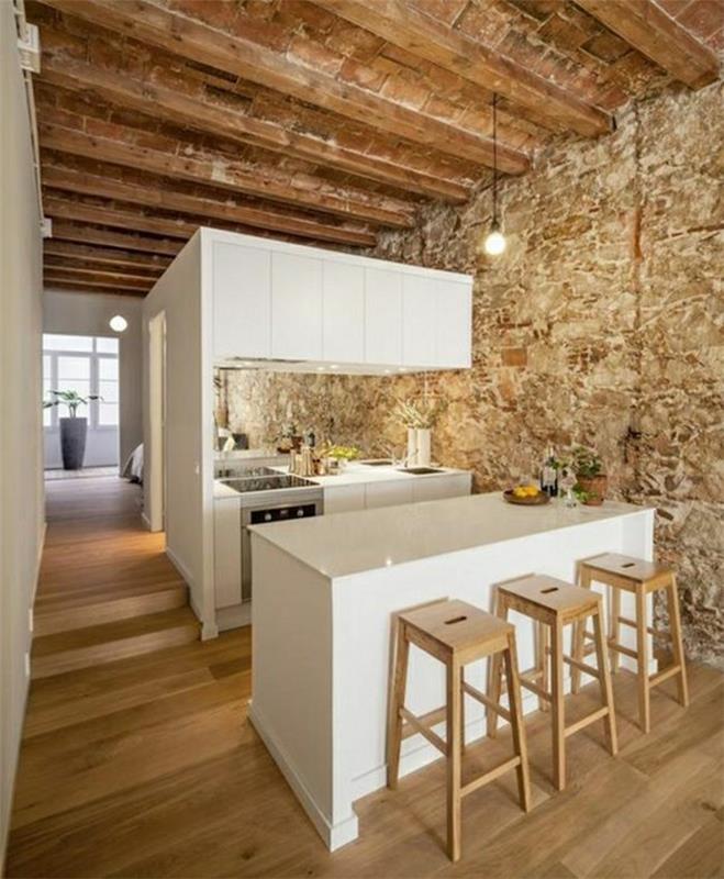 virtuvė su akmens sienomis-fasadai-šviesaus medžio baro kėdės-pakeisto dydžio virtuvės baldai